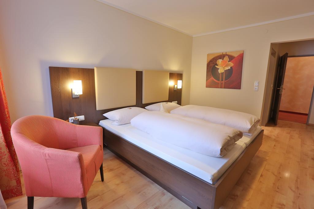 Hotel Bockmaier Oberpframmern Bagian luar foto