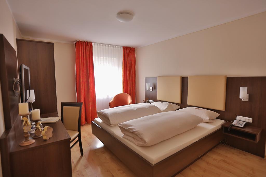 Hotel Bockmaier Oberpframmern Bagian luar foto