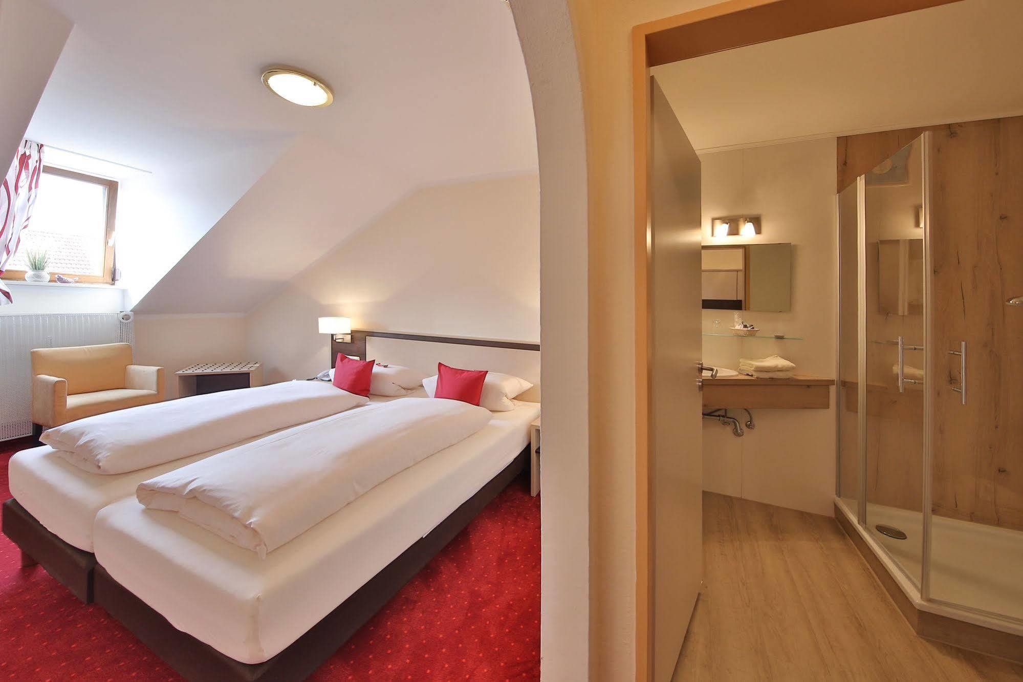 Hotel Bockmaier Oberpframmern Bagian luar foto