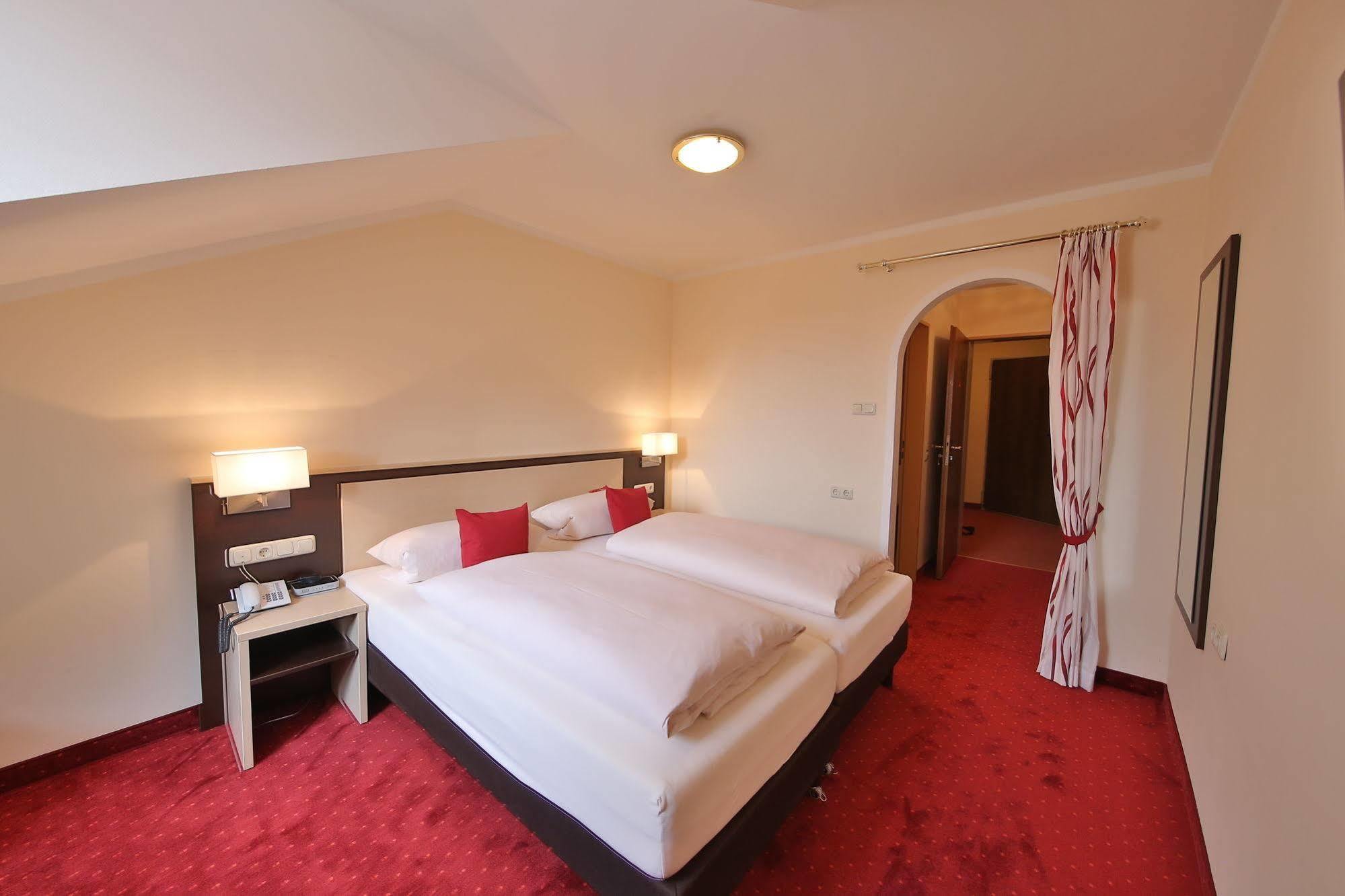 Hotel Bockmaier Oberpframmern Bagian luar foto