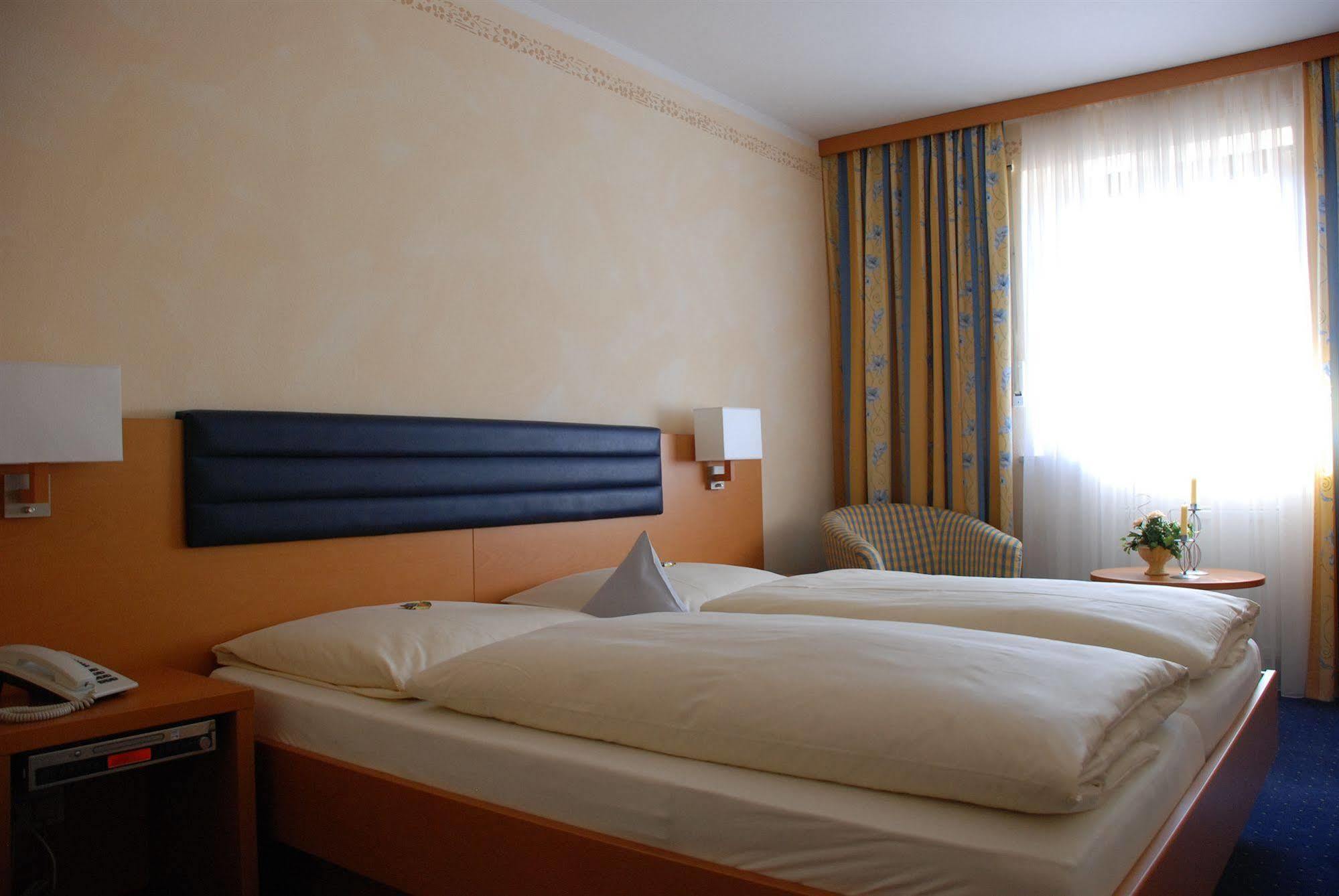 Hotel Bockmaier Oberpframmern Bagian luar foto
