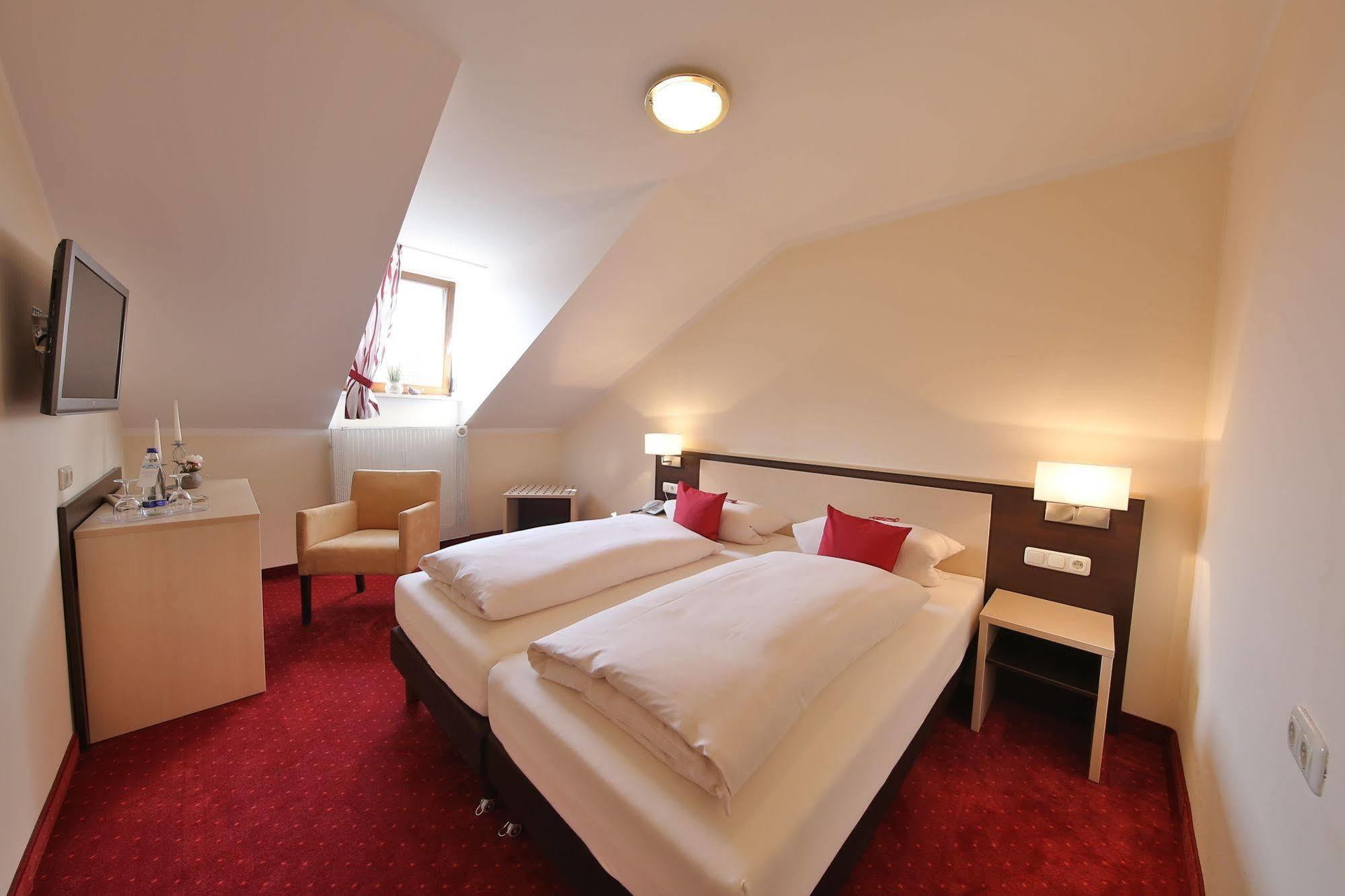 Hotel Bockmaier Oberpframmern Bagian luar foto