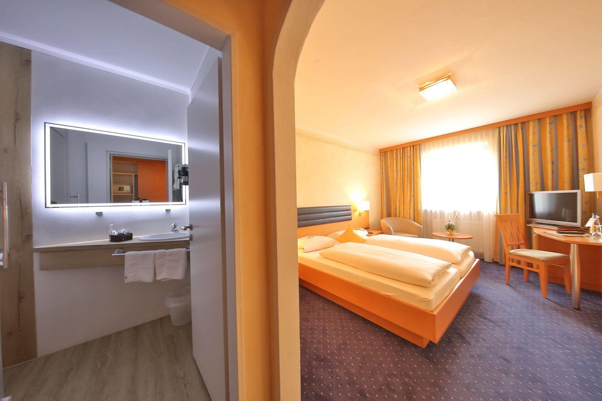 Hotel Bockmaier Oberpframmern Bagian luar foto