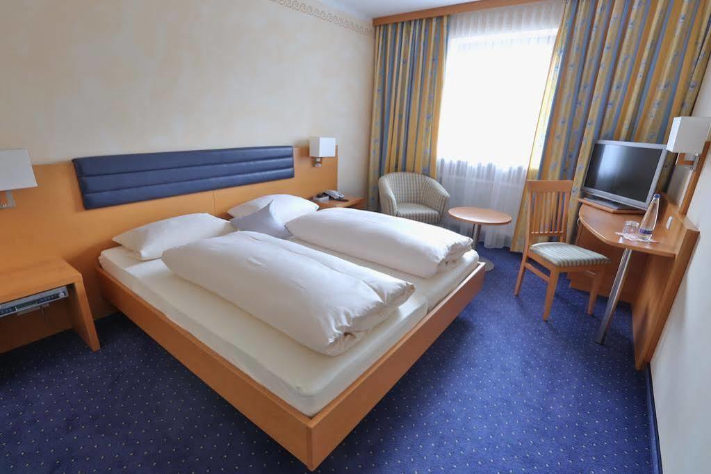 Hotel Bockmaier Oberpframmern Bagian luar foto